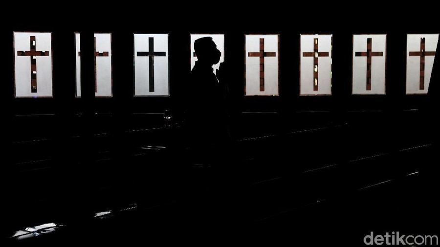 Umat Kristiani melakukan ibadah Jumat Agung di Gereja Salib Suci Paroki Cilicing, Jakarta Utara, Jumat (2/4/2021). Mereka beribadah dengan khidmat.