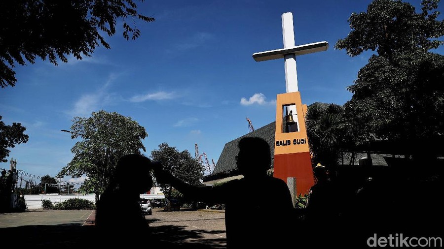 Umat Kristiani melakukan ibadah Jumat Agung di Gereja Salib Suci Paroki Cilicing, Jakarta Utara, Jumat (2/4/2021). Mereka beribadah dengan khidmat.
