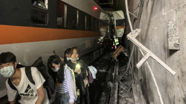 Kecelakaan kereta menabrak truk di Taiwan menewaskan setidaknya 36 orang. Otoritas menyampaikan ini yang terburuk dalam 3 dekade terakhir.