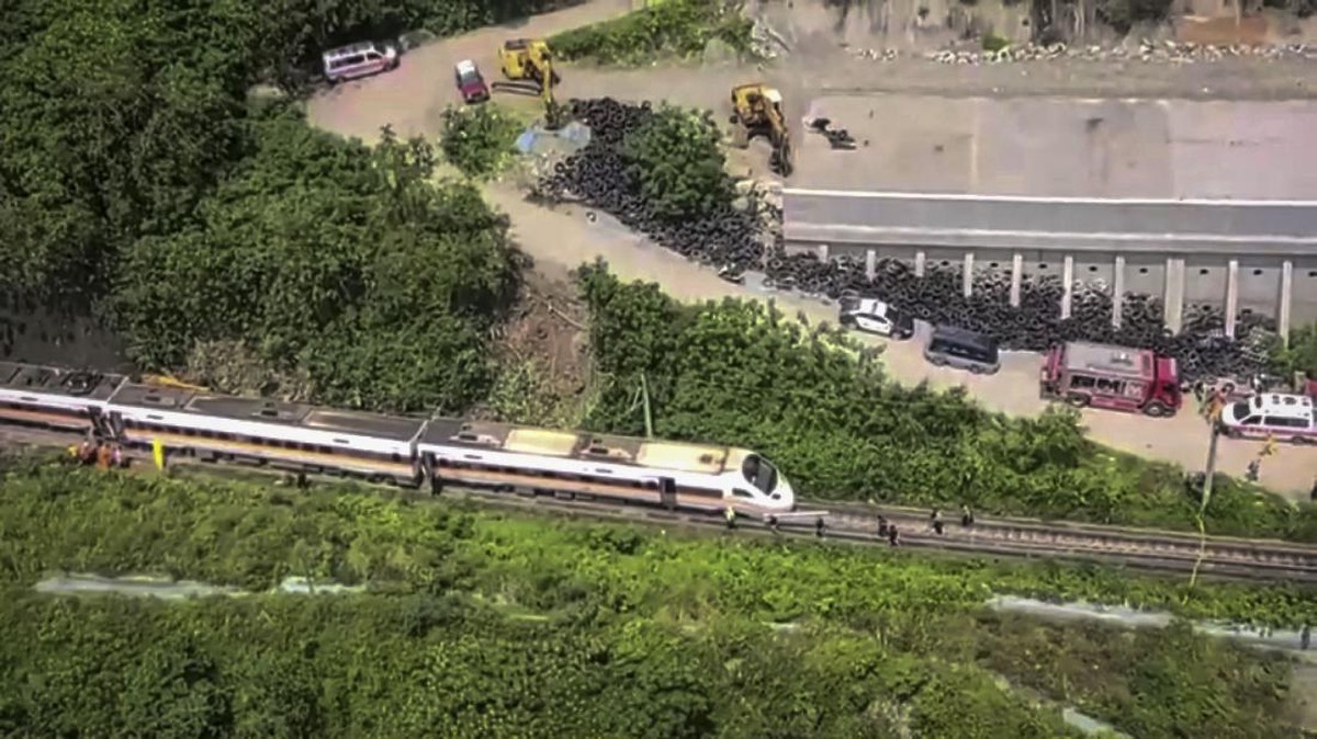 FOTO: Tabrakan Maut Kereta dan Truk di Taiwan