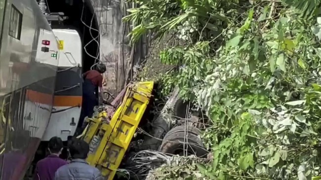 Korban dari kecelakaan yang melibatkan kereta dan truk di Taiwan bertambah menjadi 41 orang. Belum diketahui penyebab kecelakaan tersebut.