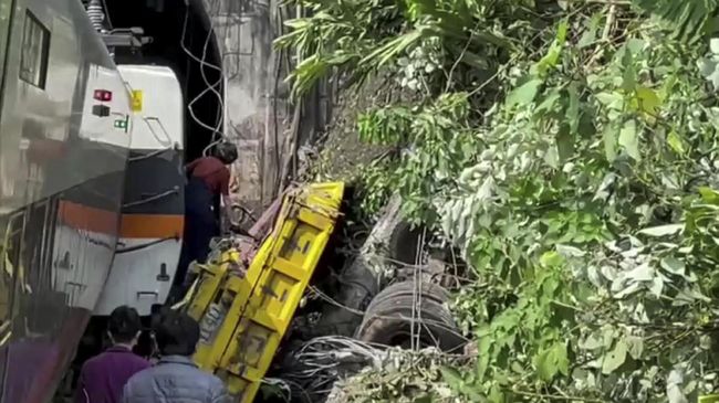 Kecelakaan Kereta di Taiwan, Korban Bertambah Jadi 41 Orang Korban dari kecelakaan yang melibatkan kereta dan truk di Taiwan bertambah menjadi 41 orang. Belum diketahui penyebab kecelakaan tersebut.
