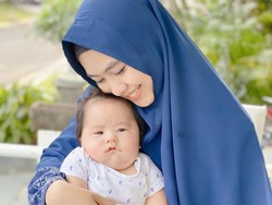 Anak Bungsu Oki Setiana Dewi Idap Penyakit Langka, Jalani Operasi di RSCM