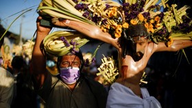 FOTO: Sambut Paskah dalam Pandemi di Penjuru Bumi