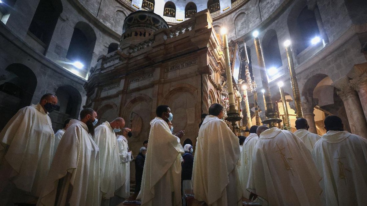 FOTO: Sambut Paskah dalam Pandemi di Penjuru Bumi
