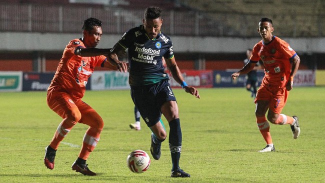 Dua penyerang Persija Jakarta dan duo striker Persib Bandung bersaing ketat berebut sepatu emas di Piala Menpora 2021.