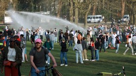 FOTO: Polisi Bubarkan Massa Konser Palsu 'April Mop' Belgia