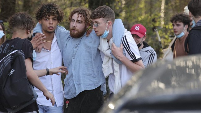 FOTO: Polisi Bubarkan Massa Konser Palsu 'April Mop' Belgia