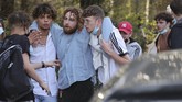 FOTO: Polisi Bubarkan Massa Konser Palsu 'April Mop' Belgia Polisi semprotkan water cannon ke ribuan orang yang berkumpul di taman Brussel untuk menyaksikan konser palsu yang diumumkan di medsos.