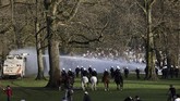 FOTO: Polisi Bubarkan Massa Konser Palsu 'April Mop' Belgia Polisi semprotkan water cannon ke ribuan orang yang berkumpul di taman Brussel untuk menyaksikan konser palsu yang diumumkan di medsos.