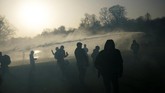FOTO: Polisi Bubarkan Massa Konser Palsu 'April Mop' Belgia Polisi semprotkan water cannon ke ribuan orang yang berkumpul di taman Brussel untuk menyaksikan konser palsu yang diumumkan di medsos.