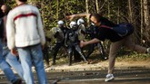 FOTO: Polisi Bubarkan Massa Konser Palsu 'April Mop' Belgia Polisi semprotkan water cannon ke ribuan orang yang berkumpul di taman Brussel untuk menyaksikan konser palsu yang diumumkan di medsos.