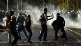 FOTO: Polisi Bubarkan Massa Konser Palsu 'April Mop' Belgia Polisi semprotkan water cannon ke ribuan orang yang berkumpul di taman Brussel untuk menyaksikan konser palsu yang diumumkan di medsos.