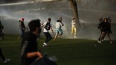 FOTO: Polisi Bubarkan Massa Konser Palsu 'April Mop' Belgia Polisi semprotkan water cannon ke ribuan orang yang berkumpul di taman Brussel untuk menyaksikan konser palsu yang diumumkan di medsos.