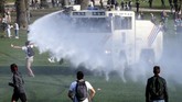 FOTO: Polisi Bubarkan Massa Konser Palsu 'April Mop' Belgia Polisi semprotkan water cannon ke ribuan orang yang berkumpul di taman Brussel untuk menyaksikan konser palsu yang diumumkan di medsos.