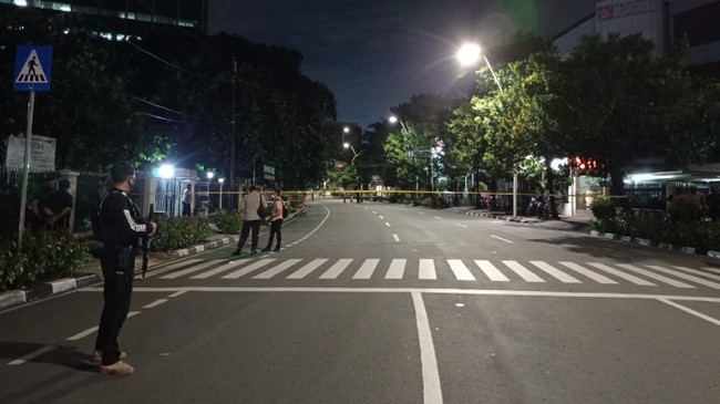Sebuah benda mencurigakan diduga buku tebal tergeletak di sekitar gereja di Kebayoran Baru, Jakarta Selatan, Jumat (2/4).