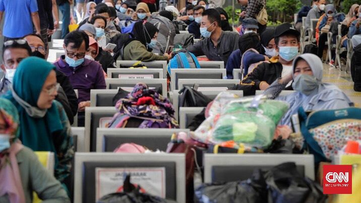 FOTO: Tes GeNose dan Padatnya Stasiun Senen Saat Libur Paskah