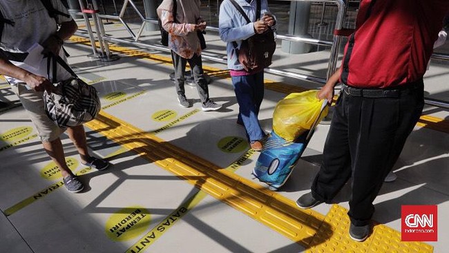FOTO: Tes GeNose dan Padatnya Stasiun Senen Saat Libur Paskah