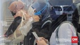 FOTO: Tes GeNose dan Padatnya Stasiun Senen Saat Libur Paskah Stasiun Senen dipadati penumpang saat libur Paskah. Mereka rela antre dan tes Genose atau swab antigen untuk memastikan bebas Covid-19.