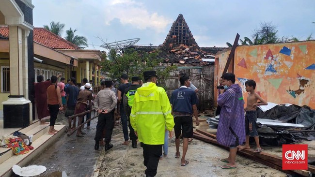 Puting beliung melanda Desa Karang Anyar dan Desa Pinggirpapas, Sumenep. Selain belasan rumah rusak, tiga orang juga mengalami luka.