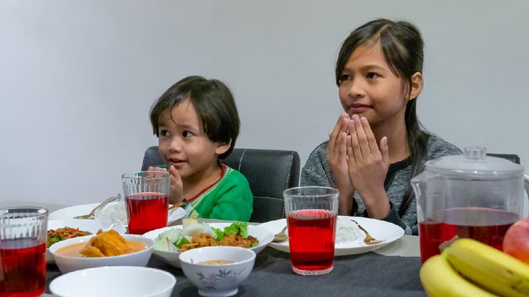 Anak makan