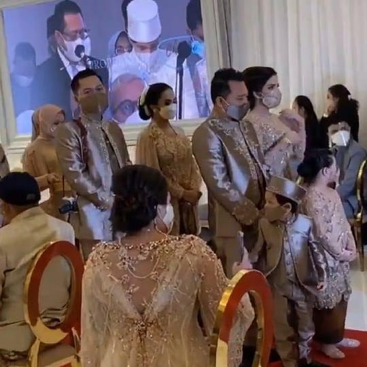 <p>Sementara itu, Aurel hadir dengan keluarga lengkapnya. Tampak Krisdayanti dan Ashanty berjalan berdampingan memasuki lokasi ijab kabul (Foto: Instagram @raffinagita1717)</p>