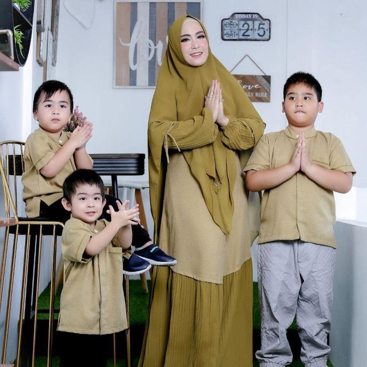 <p>Dari pernikahan dengan ustaz Solmed, aktris April Jasmine dikaruniai anak kembar laki-laki bernama Aqiel Mahmoed Sibawaih dan Mahier Mahmoed Syairoziy, yang lahir pada 4 Mei 2018. April mendapatkan kehamilan kembar ini dari program bayi tabung. (Foto: Instagram/@apriljasmine28)</p>