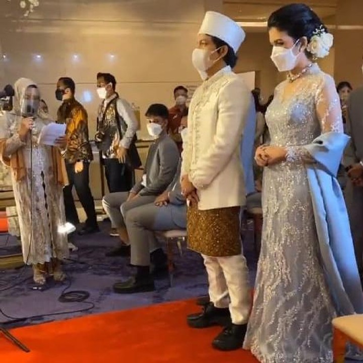 <p>Atta Halilintar berjalan masuk ke ruangan ijab kabul bersama tantenya, Hestia Faruk Tejo. Sedangkan orang tuanya berada di Malaysia dan baru menjalani operasi (Foto: Instagram @raffinagita1717)</p>