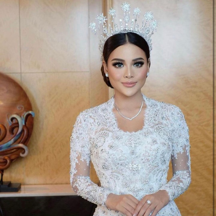 <p>Putri Krisdayanti dan Anang Hermansyah itu tampil memukau dalam balutan gaun rancangan Kebaya Veranda. Nuansa <em>simple</em> semakin terasa dengan pemilihan bordir sederhana dan warna putih polos (Foto: Instagram @thebridestory)</p>