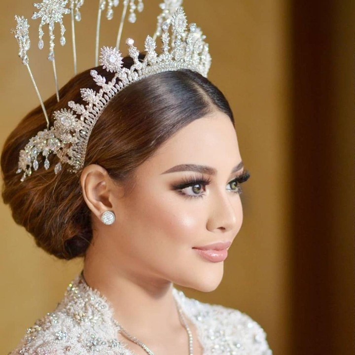 <p>Penampilan Aurel Hermansyah dipercantik dengan pemakaian tiara rancangan desainer kondang Rinaldy Yunardi. Wajahnya juga dipoles dengan makeup flawless oleh MUA Bennu Sorumba, serta sanggul sederhana (Foto: Instagram @hairstylist_arrusa)</p>