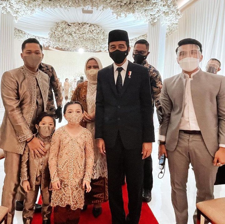 <p>Pernikahan Aurel dan Atta turut dihadiri oleh Presiden Joko Widodo dan Menteri Pertahanan Prabowo Subianto sebagai saksi di akad nikah. Azriel Hermansyah dan Thoriq Halilintar tak lupa mengabadikan potret mereka bersama Jokowi dan Ibu Iriana (Foto: Instagram @azriel_hermansyah)</p>