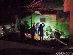 Penampakan Truk Tabrak Madrasah di Garut, 2 Tewas