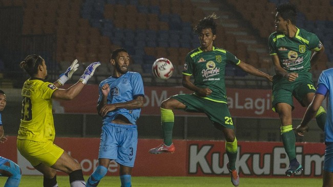 Persebaya harus menjalani persiapan yang tidak ideal jelang menghadapi Borneo FC pada laga perdana Liga 1 2021, Sabtu (4/9).