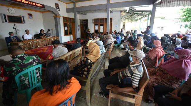 Pertamina melakukan sosialisasi dan verifikasi data laporan warga yang terdampak kebakaran kilang Balongan, Jawa Barat, yang dipadamkan pada Rabu (31/3).