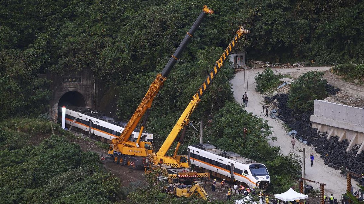 FOTO: Jerih Payah Evakuasi Korban Kecelakaan Kereta Taiwan