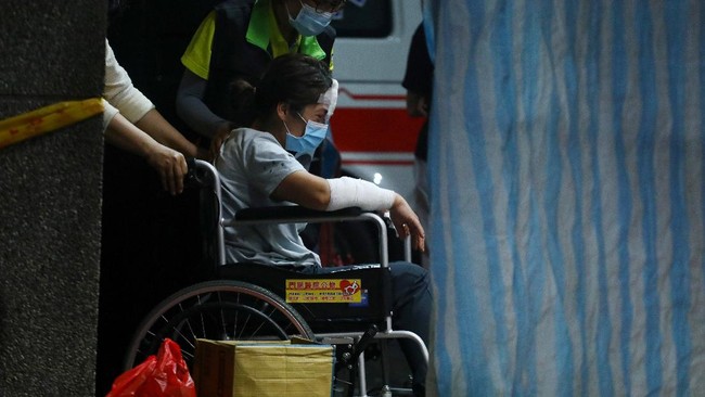 FOTO: Jerih Payah Evakuasi Korban Kecelakaan Kereta Taiwan