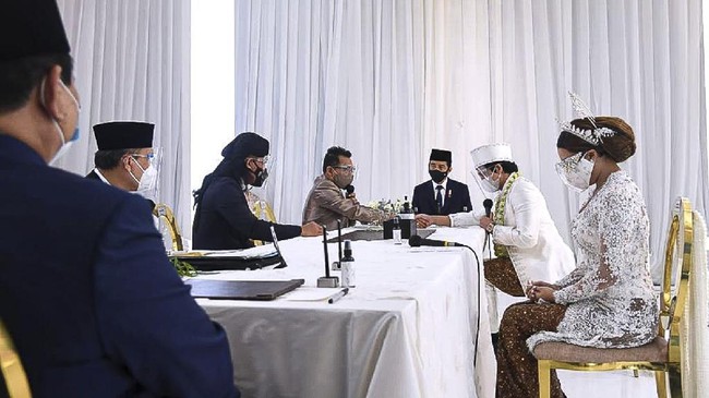 Netizen ramai mengkritik pernikahan Atta Aurel yang dihadiri Jokowi hingga Prabowo dan disiarkan secara langsung di TV nasional.