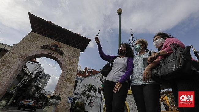 Passer Baroe (Pasar Baru) selalu menarik untuk dikunjungi. Ada banyak tempat belanja sampai tempat makan legendaris di sini.