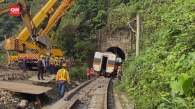 VIDEO: Kereta yang Tabrakan di Taiwan Mulai Dipindahkan