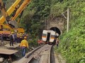 VIDEO: Kereta yang Tabrakan di Taiwan Mulai Dipindahkan