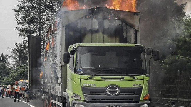 Truk pembawa paket terbakar di Tol Tangerang Merak sehingga membuat lalu lintas macet. Api bisa dipadamkan 30 menit kemudian dan lalu lintas kembali normal.