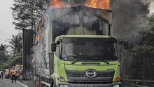 Truk Terbakar di Tol Bekasi Timur