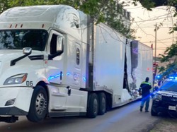 Duh, Truk Trailer Pengangkut Mobil Mewah Ini Ditabrak Kereta Api