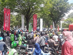 Antrean Vaksin Drive Thru di Kampus Ubaya Membludak Tanpa Jaga Jarak