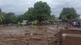 FOTO: Gambaran dan Dampak Banjir Bandang di Flores Timur Banjir menerjang Flores Timur, NTT pada Minggu (4/4) dini hari. Berikut gambaran dampak banjir yang telah menewaskan 44 orang itu.