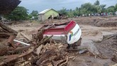 FOTO: Gambaran dan Dampak Banjir Bandang di Flores Timur Banjir menerjang Flores Timur, NTT pada Minggu (4/4) dini hari. Berikut gambaran dampak banjir yang telah menewaskan 44 orang itu.