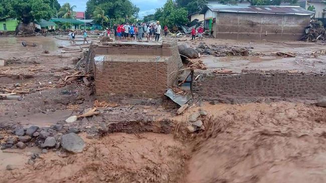 Sebanyak 256 warga mengungsi di Flores Timur dan 317 warga mengungsi di Lembata akibat banjir bandang yang menerjang dua kabupaten di NTT hingga Senin (5/4).