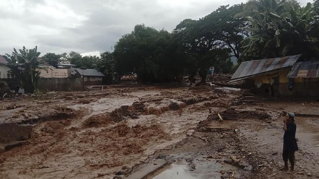 BMKG merilis peringatan cuaca ekstrem disertai banjir dan longsor di NTT. Sementara di Flores Timur, korban tewas akibat banjir mencapai 44 orang.