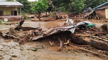 Banjir bandang yang menerjang jembatan Biluh Poh di Kecamatan Mendoyo, Kabupaten Jembarana, Bali, mengakibatkan jalur utama Gilimanuk- Denpasar, Bali, terputus.