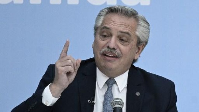 Presiden Argentina Alberto Fernandez sudah mendapatkan dosis kedua vaksin Sputnik V buatan Rusia pada 11 Februari, dia diketahui positif pada 2 April 2021.